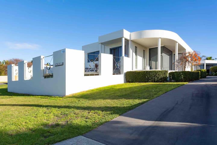 Saltaire Villa by the beach