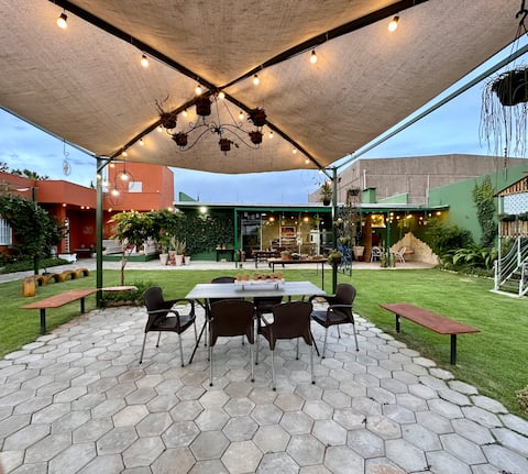 6 bedrooms, 6 bathrooms,  20 people, central loc.