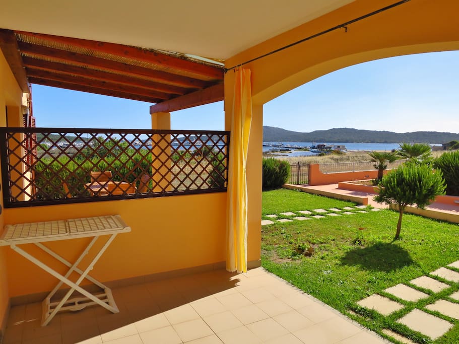 Blick von der Terrasse auf die Bucht von Porto Pozzo