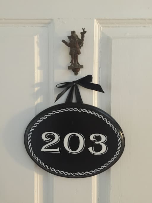Each room has a unique door knocker brought back from England by the previous owners of the house. The 'Trusty Servant' is a figure, part man, part porker, part deer, and part donkey; with a padlock on his mouth, and various other symbols in his hands and about his person, the whole signifying a most valuable character. The hircocervus servant's distinctive virtues that the students of Winchester College were meant to follow.