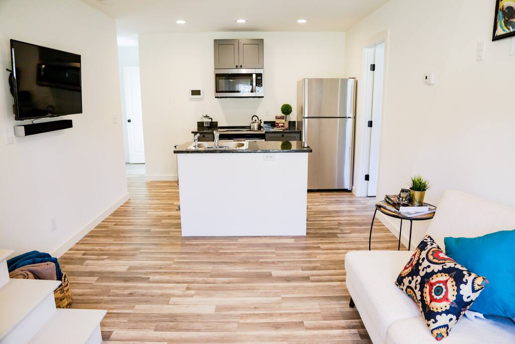 Open floor plan, TV w/ surround sound bar