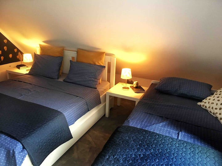 Habitación "Anna", acogedora para leer. 

Pregúntame qué hay detrás de los nombres de estos dos dormitorios, y te diré quién eres (¡la persona que realmente lee las descripciones de las fotos!)