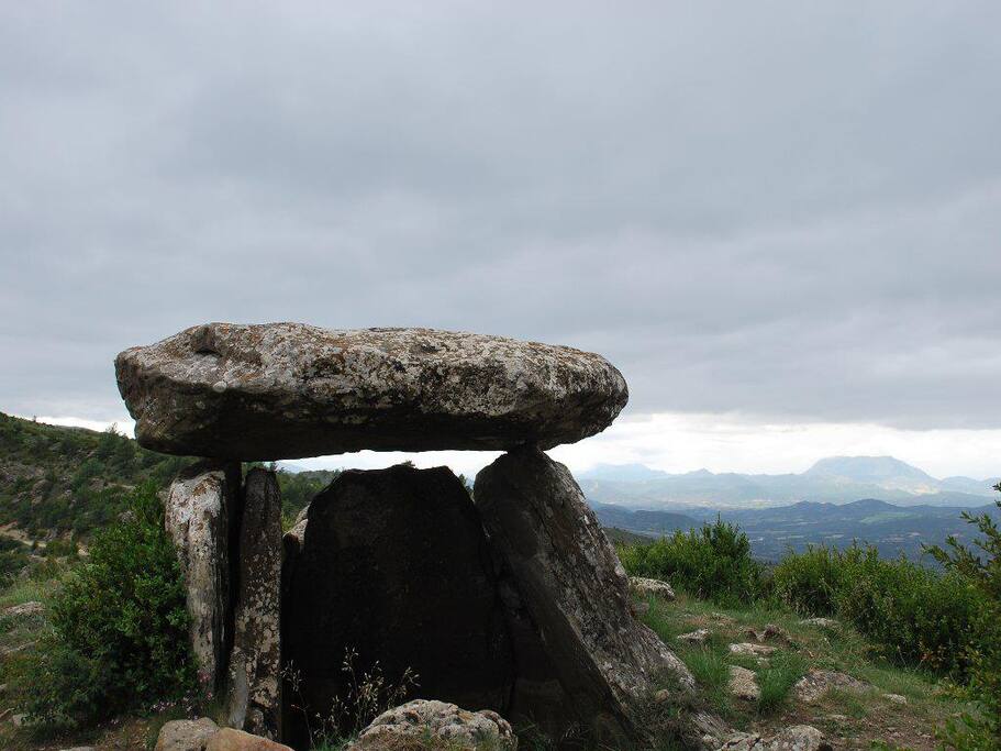 Dolmen de Ibirque. Entre Guara y Cancias.