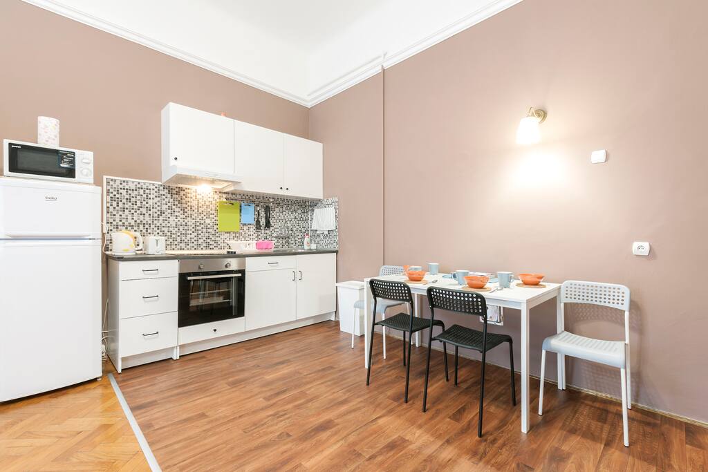 The american kitchen and the dining table