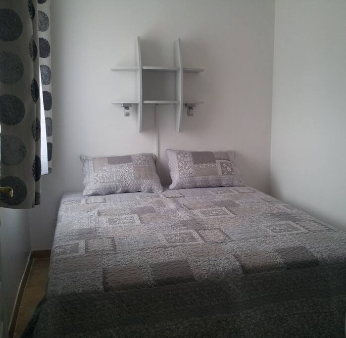 chambre avec 2 lits en 80x200cm. possilité de faire un lit de 160x200cm. Couchage de très bonne qualité.