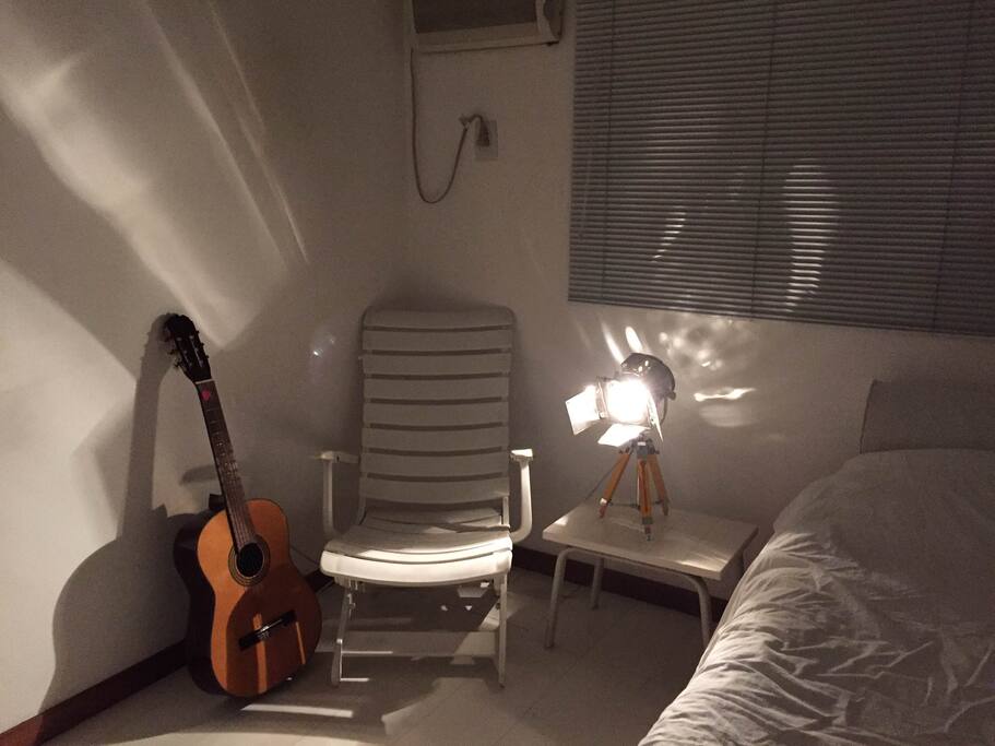 violão e cadeira para relaxar lendo um livro