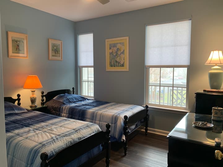 Dormitorio de invitados con dos camas individuales