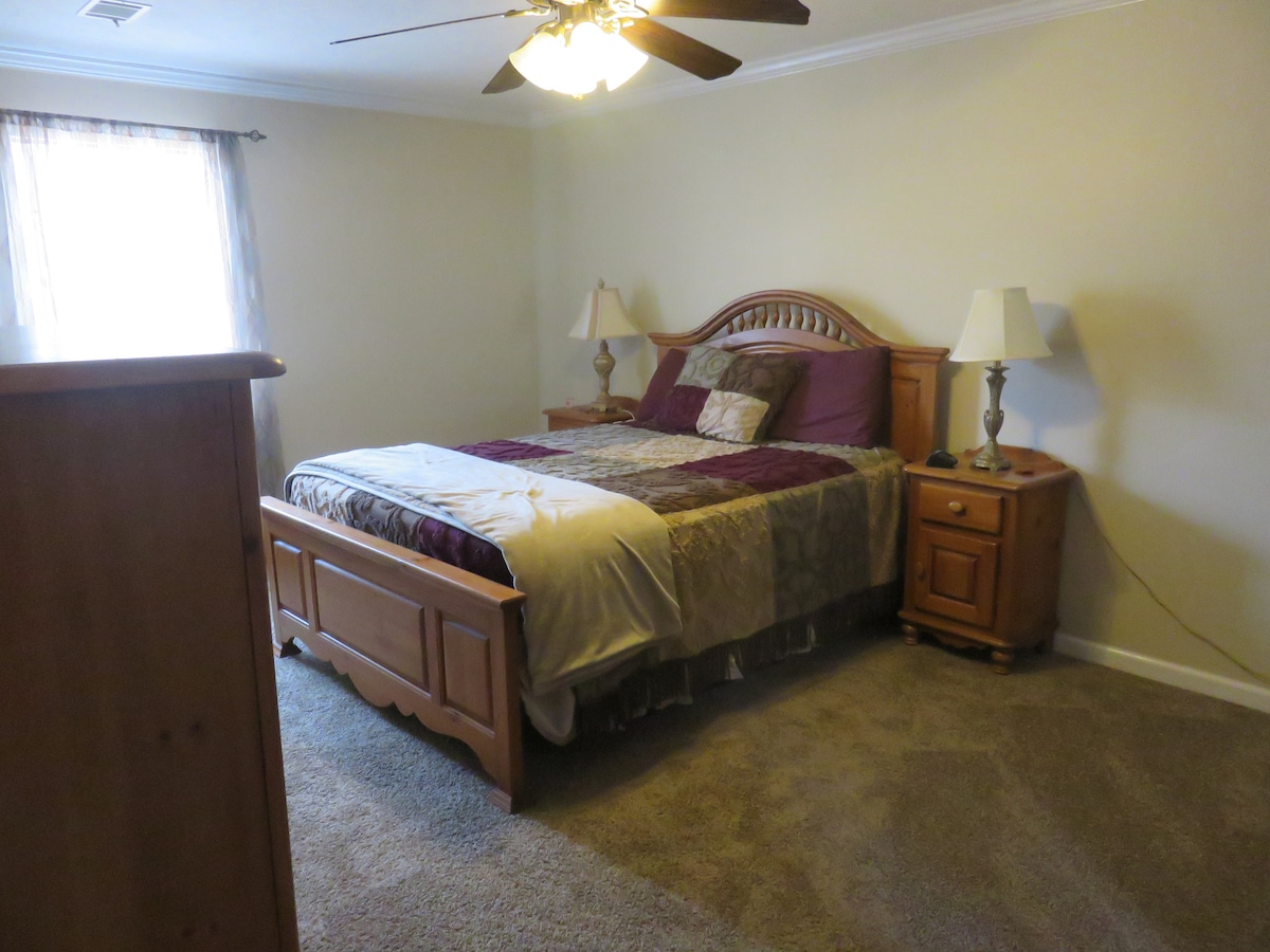 Slaapkamer #4: grote slaapkamer - QUEEN bed met kastruimte, tv, dressoirs en eigen volledig bad (douche/bad combo).
Gelegen op 2e etage.