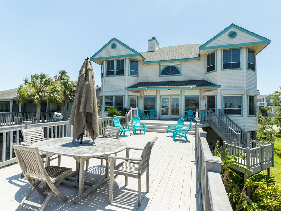 A huge deck with plenty of space.