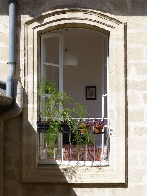 + CHAMBRE 3 - porte-fenêtre sur cour au calme
+ ROOM 3 -French-window opening on to a quiet courtyard