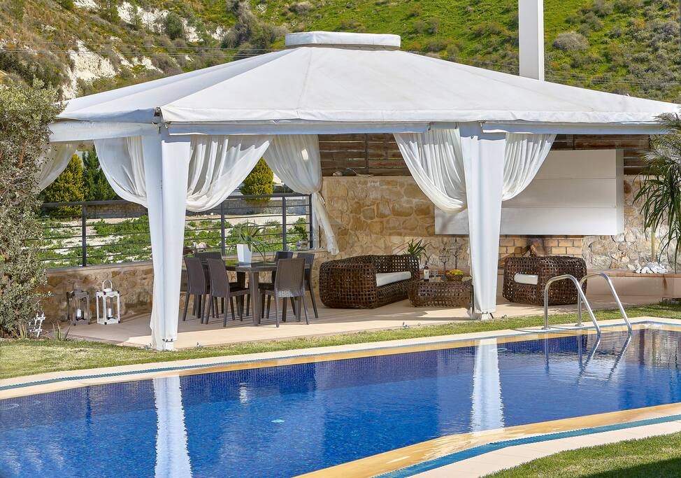 Exterior / pool / mini bar