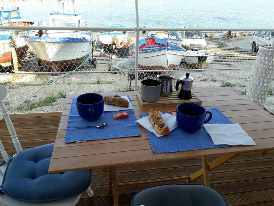 Colazione in pedana. Per iniziare bene la giornata e continuare poi con un tuffo rigenerante nelle acque criatalline della Sicilia occodentale