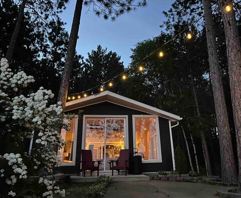 Cozy lakefront cottage w/ beautiful views