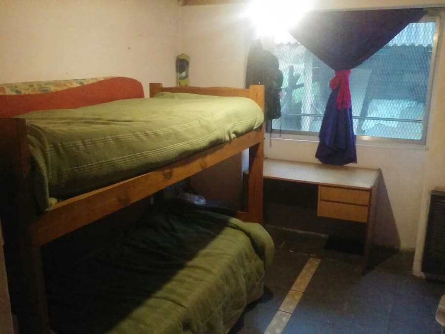 habitacion compartida con litera para dos y otra cama aparte