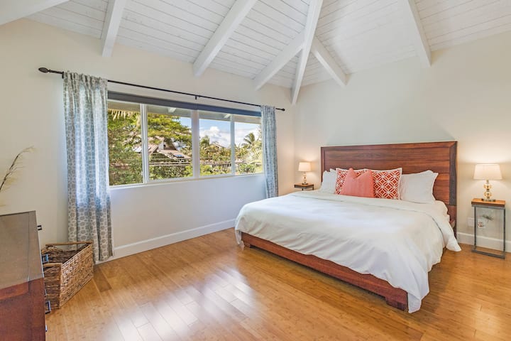 楼上加大双人床卧室