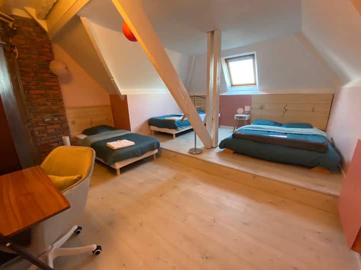La chambre rose avec ses 4 couchages (2 lits simples et 1 lit double 140) , son bureau avec fauteuil massant et sa salle de douche privative attenante