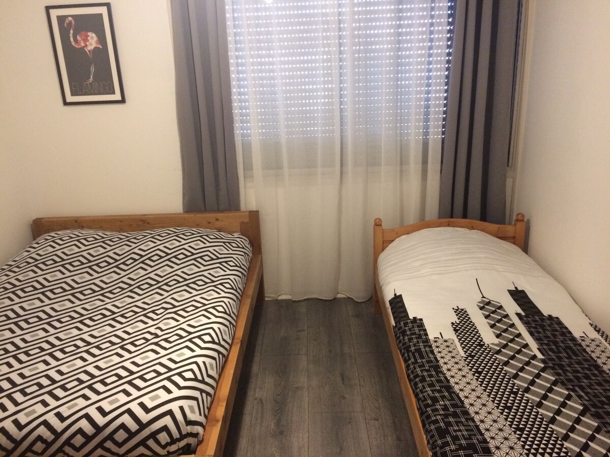 Საძინებელი 1 : 1 
ორადგილიანი საწოლი + 1 ერთადგილიანი საწოლი