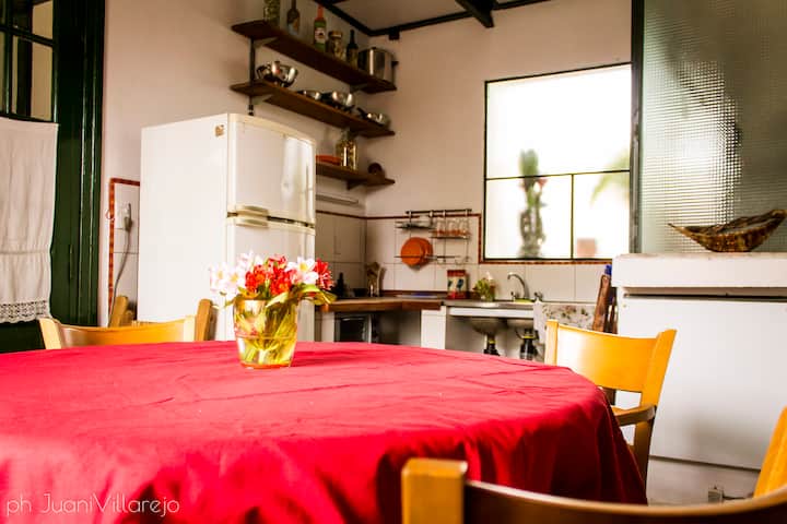 Quarto com banheiro privativo em Villa del Parque