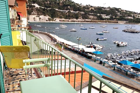 A magnificent view over the sea from the balcon