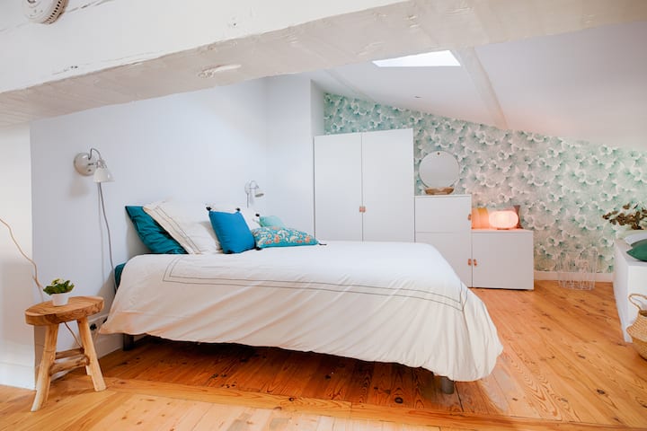 La chambre en mezzanine cosy et fonctionnelle. Lit 160 et grande armoire