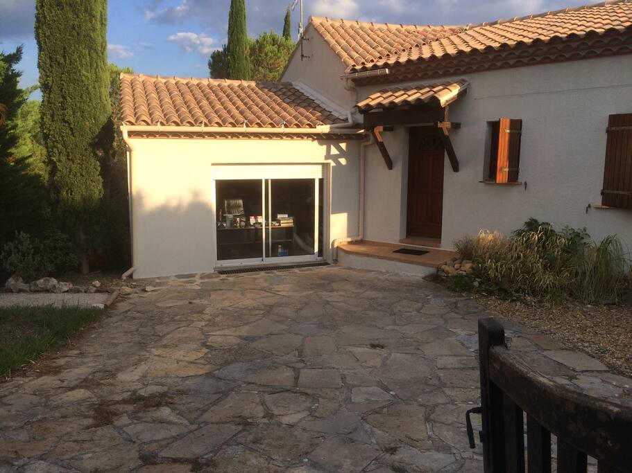 Accès à la maison depuis le parking de la placette en impasse.
