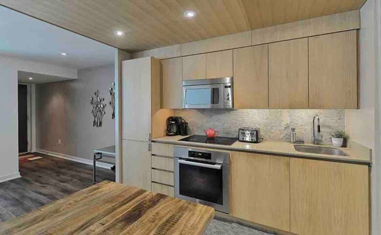 Luxury 3 Bedroom home in Toronto W/free parking! gallery image 5