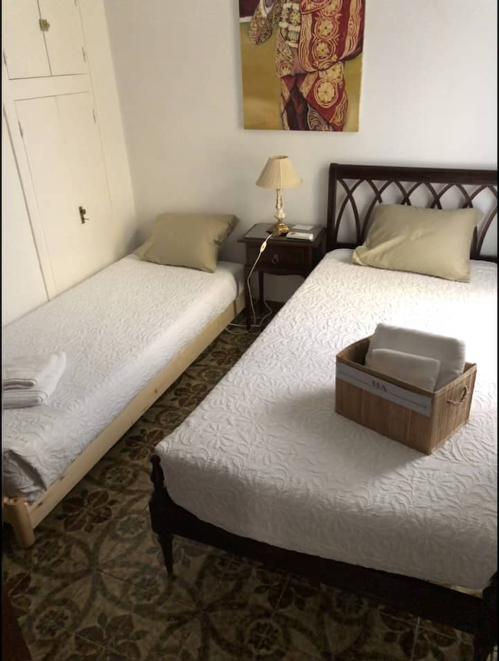 中层卧室，配备额外的床铺