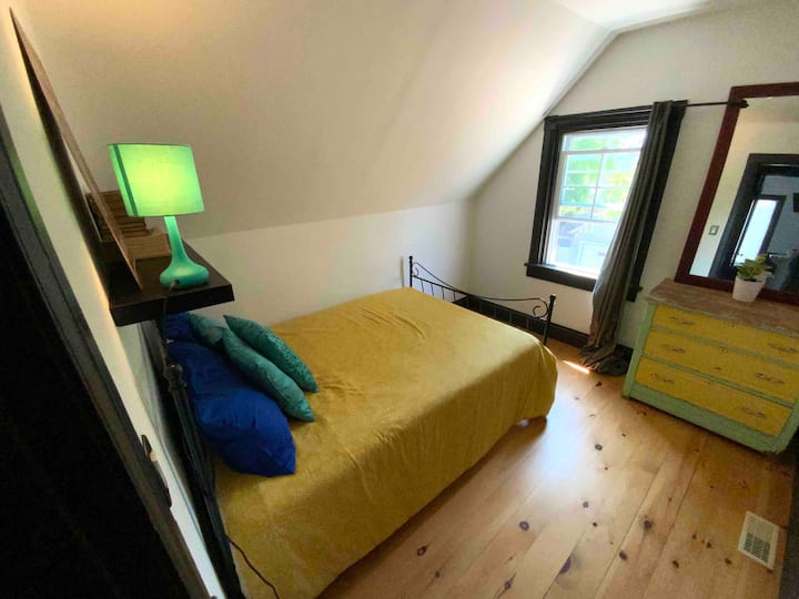 Cama doble en el segundo dormitorio. Unidad de aire acondicionado helado en este dormitorio también durante los meses de verano.