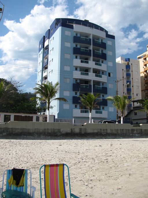 Fachada do condomínio -
"Pé na areia".
