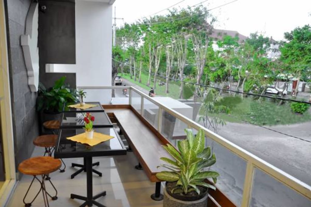 nice outdoor lobby