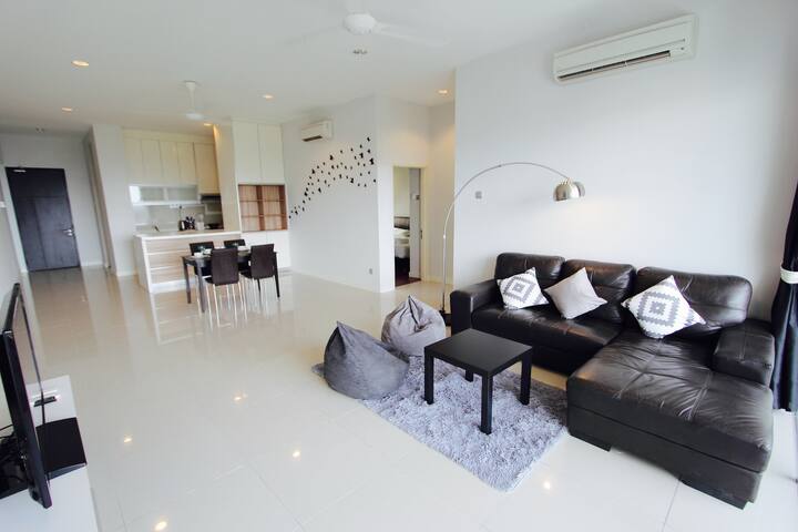 **30% OFF 3-Bedroom SeaView @ Imago/City Centre