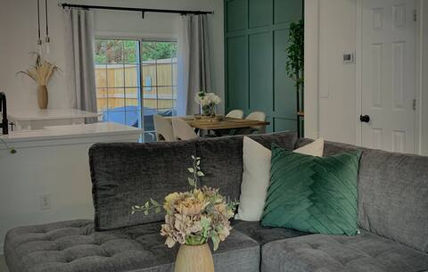 Cheerful 2-Bedroom Townhome w/private patio