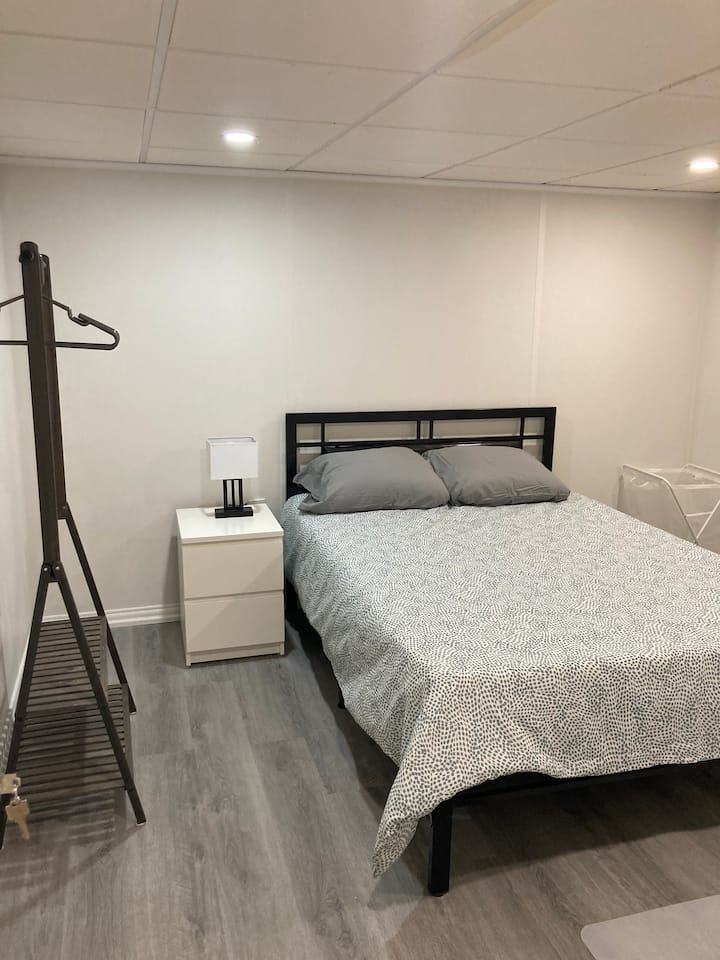 חדר שינה 3 - שידה, שולחן לילה עם מנורה, מתלה בגדים ושולחן עם כיסא.  חדר רחצה ממש מחוץ לחדר. גישה לאינטרנט אלחוטי. תאורה נוחה