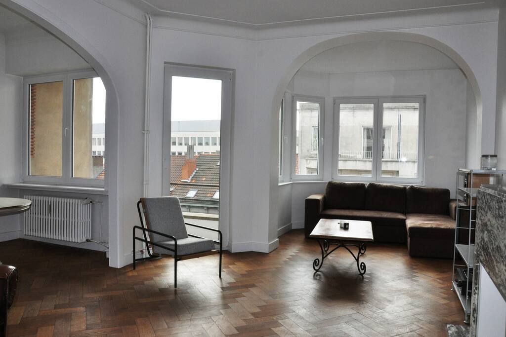 Bright living area and salles a manger
