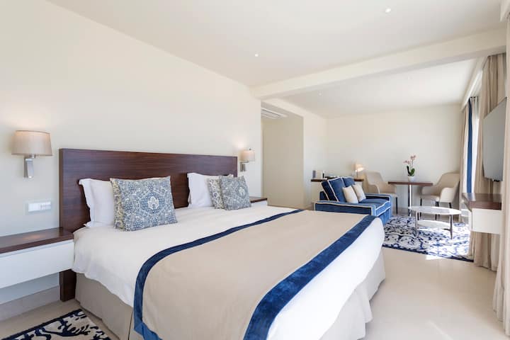 חדר שינה ראשי עם סלון