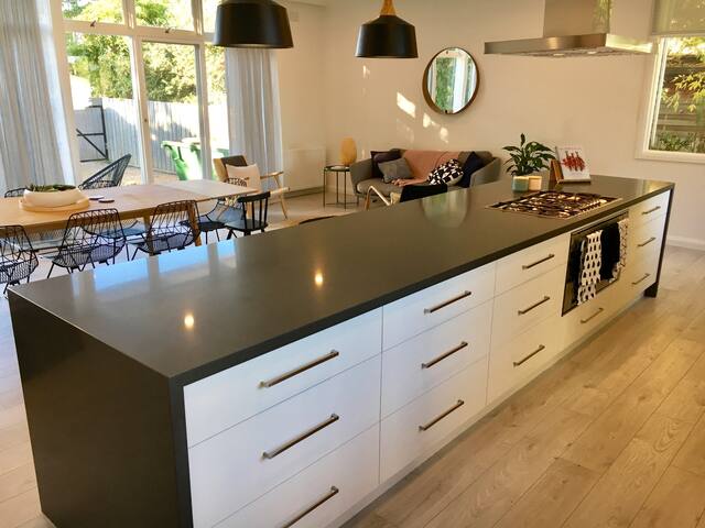 Resort Style 5 Bedroom Home in Old Torquay gallery image 3