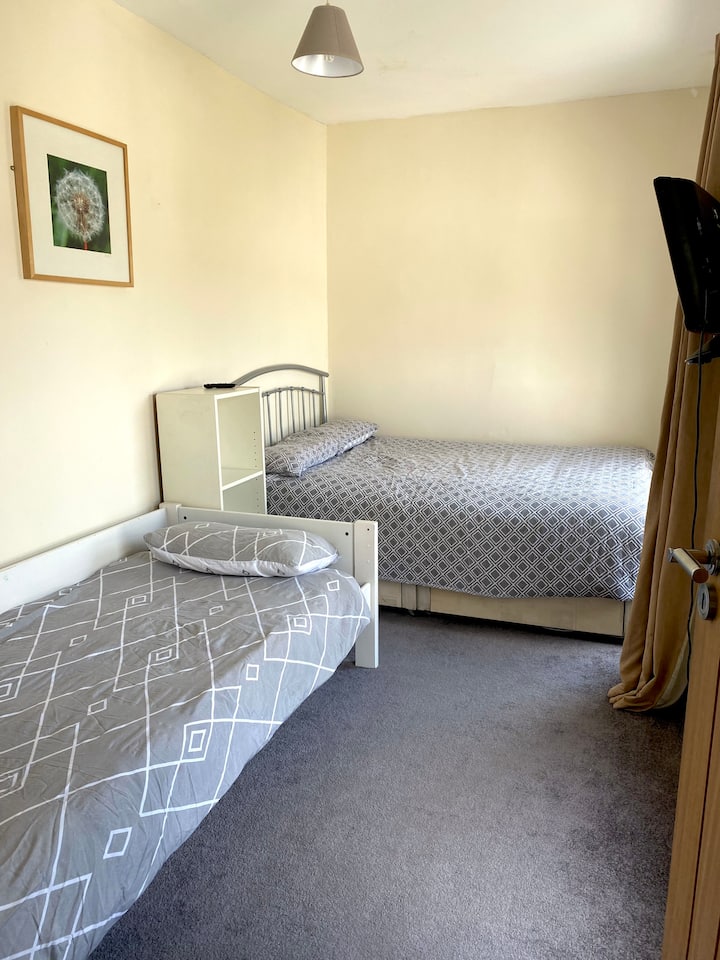 3ème chambre, dernier étage. Dispose d'un lit double et d'un lit simple.