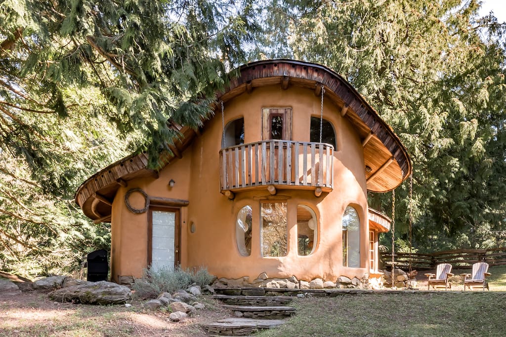 Cob Cottage Earth houses for Rent in Mayne Island, British Columbia