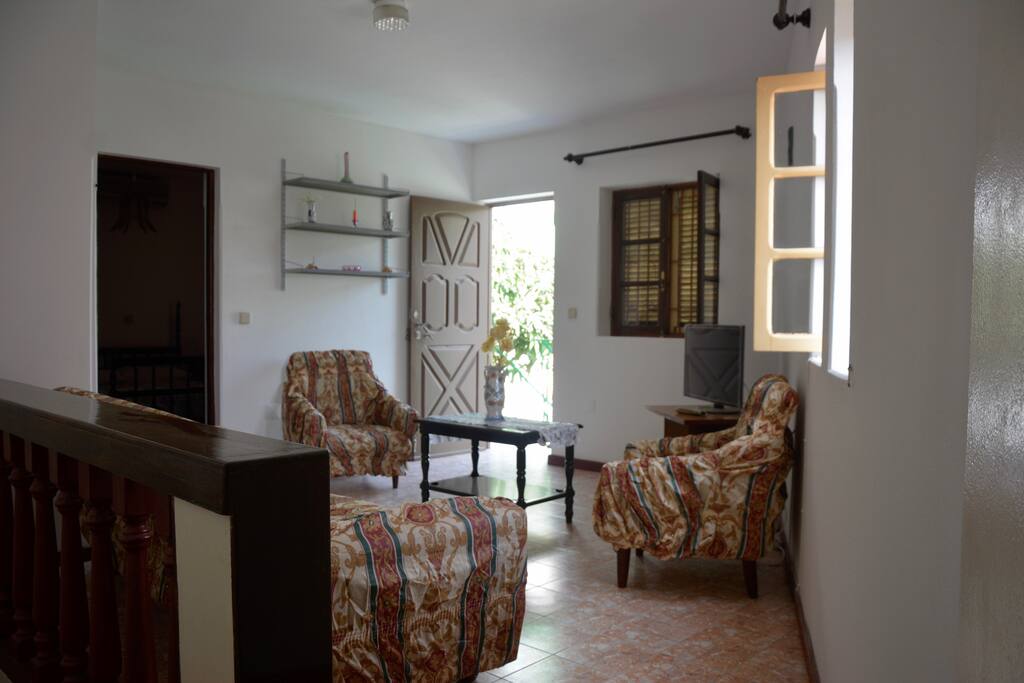 Plenty of windows and a balcony (Muitas janelas e uma varanda).