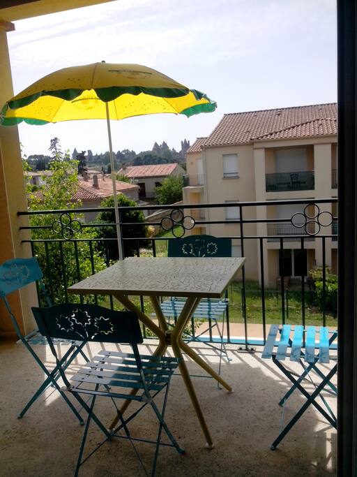 Terrasse avec vue sur la Cité et la piscine