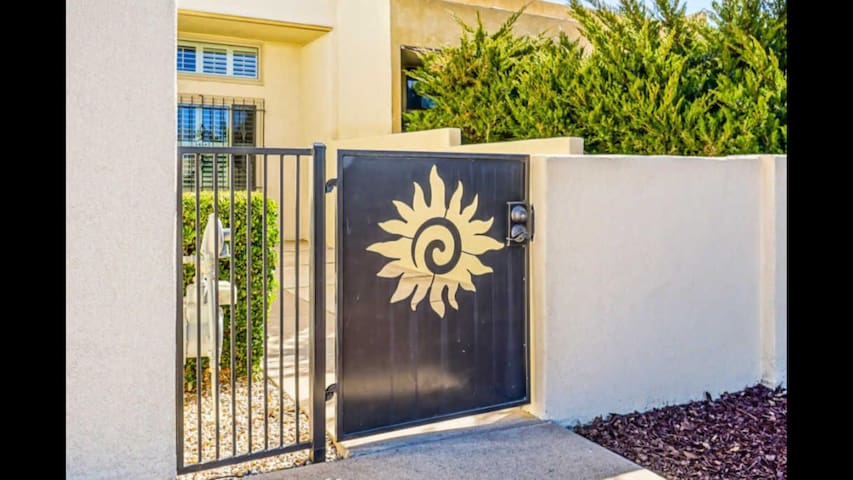 Cloudview charming 2 bedrooms townhouse.