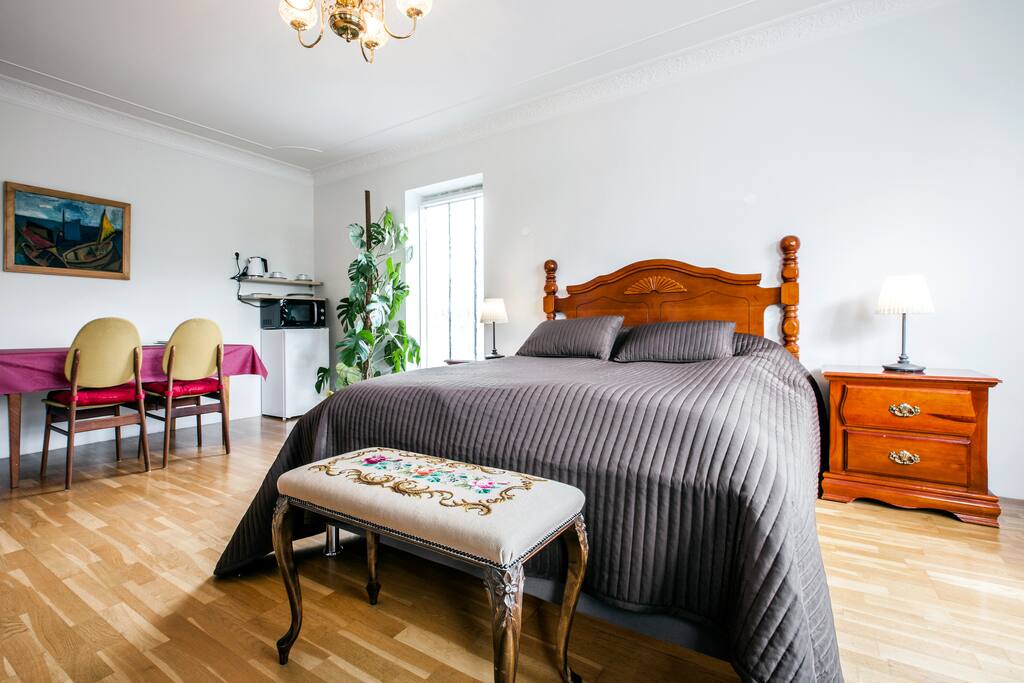 Double bed 200 x 160 cm. (79"x63")