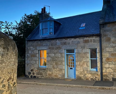 Cosy old cottage, close to Huntly train station