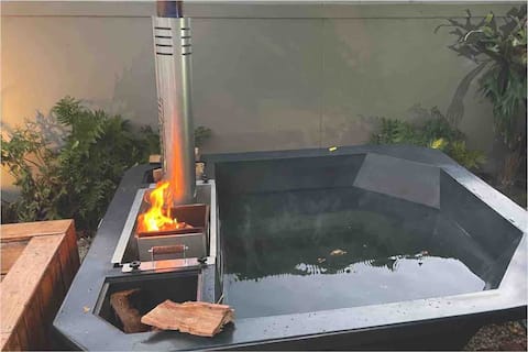Seven on Flora House-Amazing outdoor area&HOT TUB