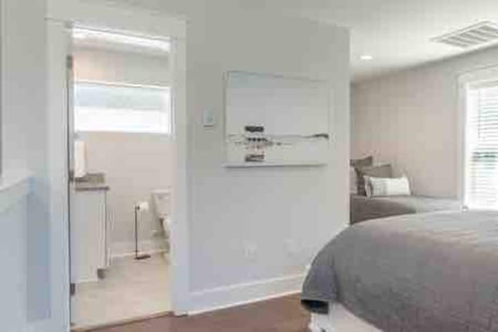 Loft all'ultimo piano con bagno completo, 1 letto matrimoniale e 1 letto singolo su un lato del loft. Continua a cliccare attraverso le foto per vedere l'altra metà di questa spaziosa e confortevole zona loft. Perfetto per bambini o familiari e amici in più per unirsi alla tua vacanza