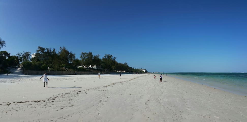 Beautiful room in spacious apartment, sea front