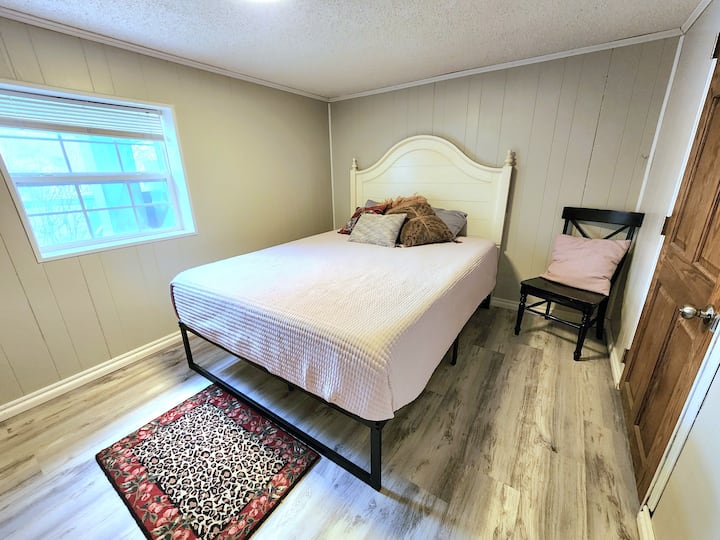 Quinto dormitorio con cama tamaño queen (en la planta baja).