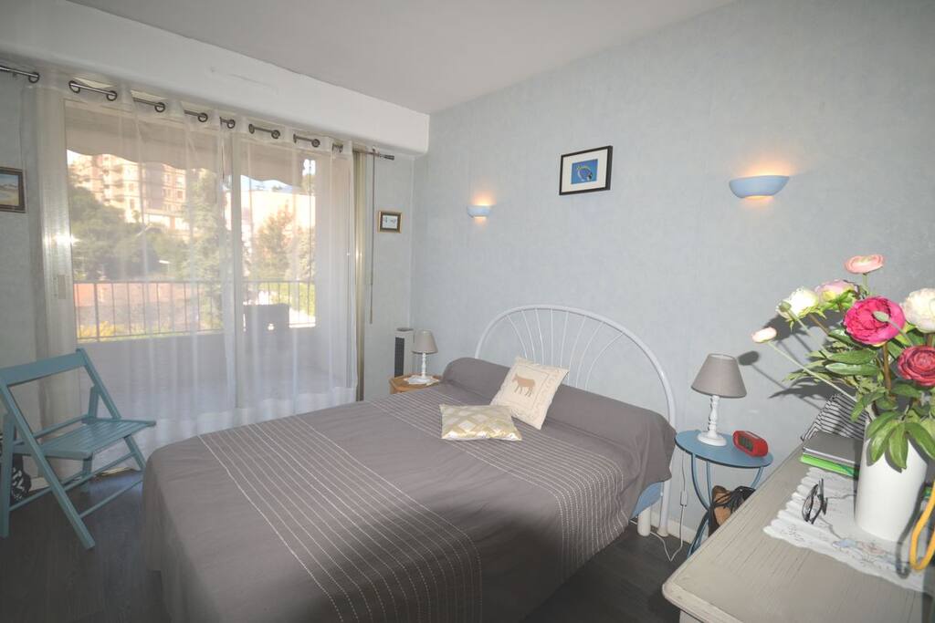 Chambre avec lit double donnant sur terrasse