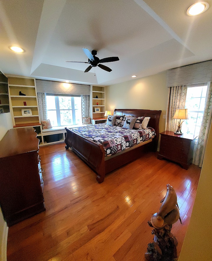 Dormitorio principal con cama tamaño KING, dormitorio completo, vestidor y baño completo privado.