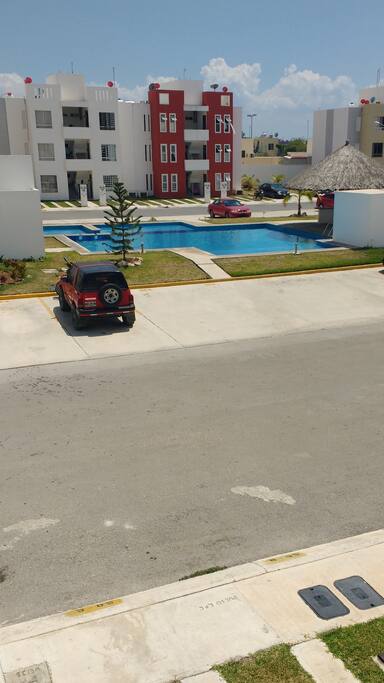 Estacionamiento y Alberca con Palapa para Comer snaks